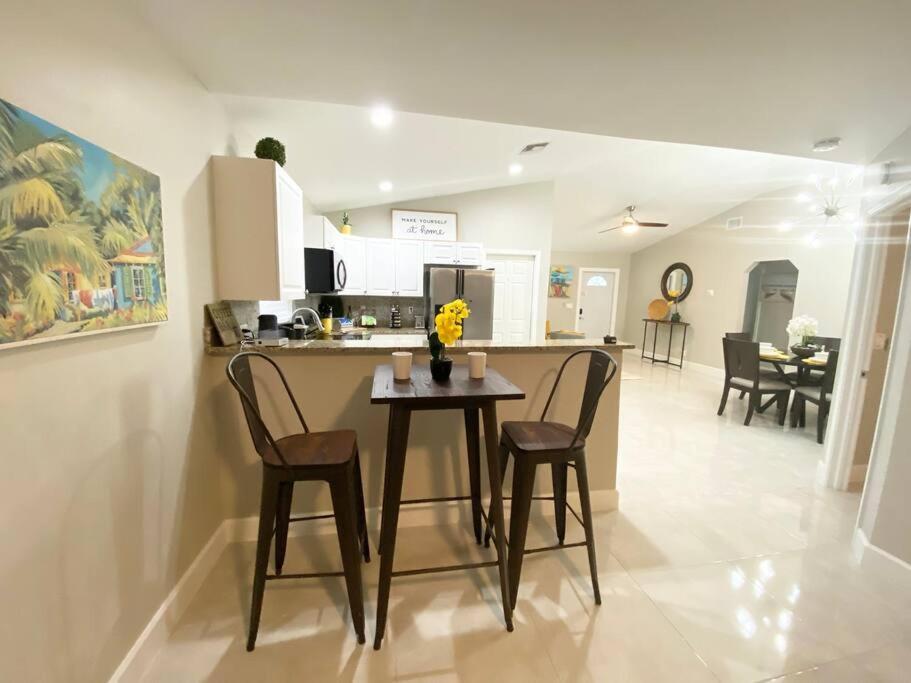 Spacious Home Near Downtown & The Beach 델레이비치 외부 사진
